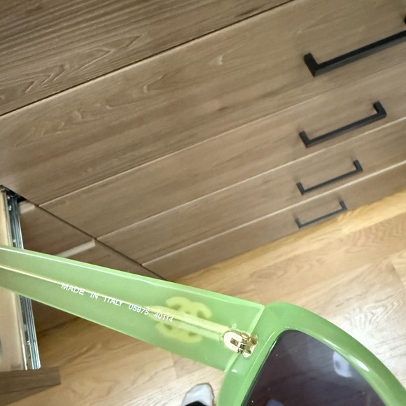 Vintage green Chanel sunglasses - Picture 6 of 7